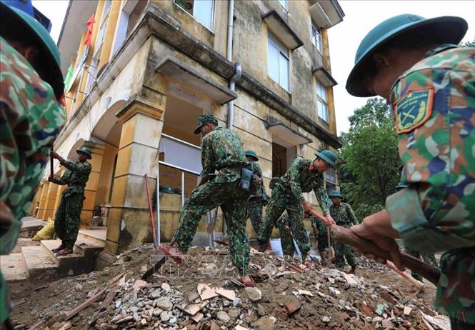 Lực lượng quân đội Quảng Bình tham gia dọn dẹp, vệ sinh môi trường huyện Lệ Thuỷ trong trận lũ lịch sử tháng 10/2020. Ảnh: TTXVN