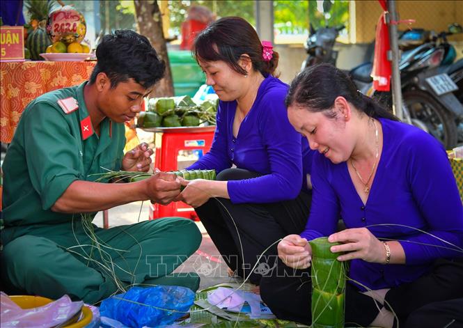 Thắm tình quân - dân qua hội thi gói, nấu bánh tét do Hội Liên hiệp Phụ nữ tỉnh Kiên Giang phối hợp Liên đoàn Lao động tỉnh, Bộ Chỉ huy Quân sự tỉnh tổ chức (2020). Ảnh: Lê Sen - TTXVN