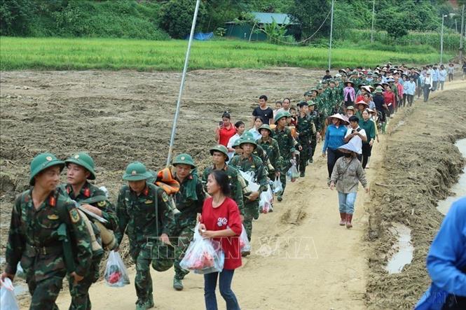 Người dân thôn Làng Nủ (xã Phúc Khánh, huyện Bảo Yên, tỉnh Lào Cai) bịn rịn chia tay các chiến sĩ thuộc Trung đoàn 98, Sư đoàn 316 của Quân khu 2 rút quân khỏi thôn sau 14 ngày tham gia tìm kiếm các nạn nhân mất tích (24/9/2024)  Ảnh: TTXVN phát