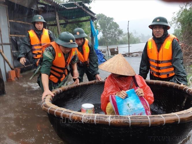 Cán bộ chiến sỹ Đồn Biên phòng Vinh Hiền (BĐBP Thừa Thiên - Huế) bám địa bàn, chủ động giúp dân trong mưa lũ. Ảnh: TTXVN