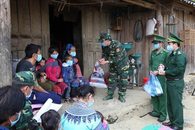 Cán bộ, chiến sĩ Đồn Biên phòng Pha Long, Bộ đội Biên phòng Lào Cai tuyên truyền biện pháp phòng dịch COVID-19 cho đồng bào dân tộc thiểu số. Ảnh: Dương Giang – TTXVN