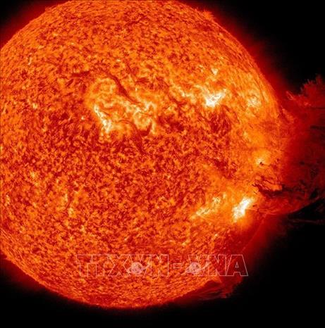 Hình ảnh do Cơ quan hàng không vũ trụ Mỹ cung cấp ngày 23/1/2012 về hiện tượng bão mặt trời phun trào nhật hoa. Ảnh: NASA/TTXVN