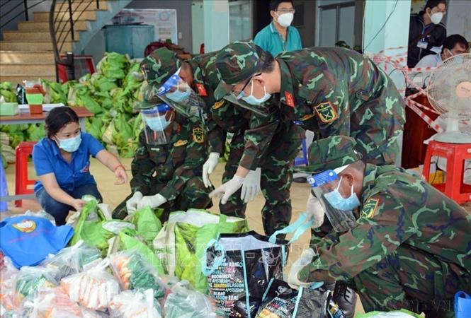 Trong đợt dịch COVID-19 bùng phát tại Thành phố Hồ Chí Minh, hình ảnh những người lính bộ đội Cụ Hồ trên nhiều tuyến đường, ngõ hẻm, khu phong tỏa, điểm cách ly… năng nổ, nhiệt tình, xông pha để giúp người dân, hỗ trợ chính quyền khi cả thành phố giãn cách xã hội, để lại ấn tượng sâu sắc trong lòng nhân dân (8/2021). Ảnh: Thanh Vũ - TTXVN