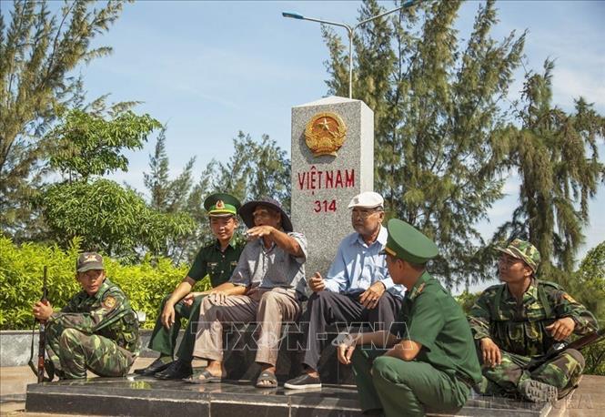 Cán bộ, chiến sĩ Đồn biên phòng cửa khẩu quốc tế Hà Tiên với các cụ trong Chi hội Người cao tuổi ấp Xà Xía, xã Mỹ Đức, thị xã Hà Tiên (2018). Ảnh : Hồng Đạt - TTXVN
