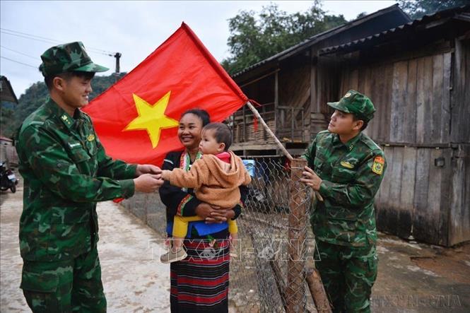 Tình quân dân giữa chiến sĩ Đồn Biên phòng Pa Thơm (Điện Biên) với bà con các dân tộc (2023). Ảnh: Minh Đức - TTXVN