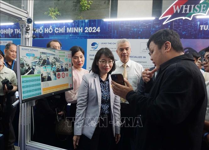 Các đại biểu tham quan triển lãm sản phẩm, dịch vụ đổi mới sáng tạo. Ảnh: Thu Hoài - TTXVN