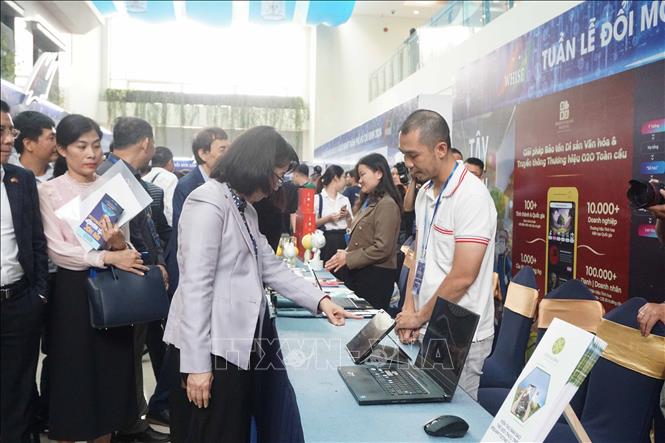 Các đại biểu tham quan triển lãm sản phẩm, dịch vụ đổi mới sáng tạo. Ảnh: Thu Hoài - TTXVN