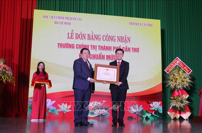 GS.TS Nguyễn Xuân Thắng trao Bằng công nhận đạt chuẩn mức 1 cho Trường Chính trị thành phố Cần Thơ. Ảnh: Ngọc Thiện- TTXVN