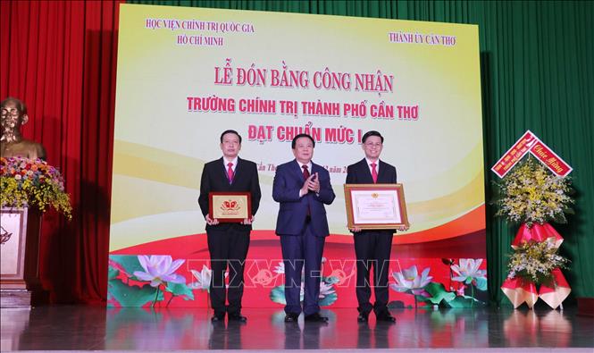 GS.TS Nguyễn Xuân Thắng trao Bằng công nhận đạt chuẩn mức 1 cho Trường Chính trị thành phố Cần Thơ. Ảnh: Ngọc Thiện- TTXVN