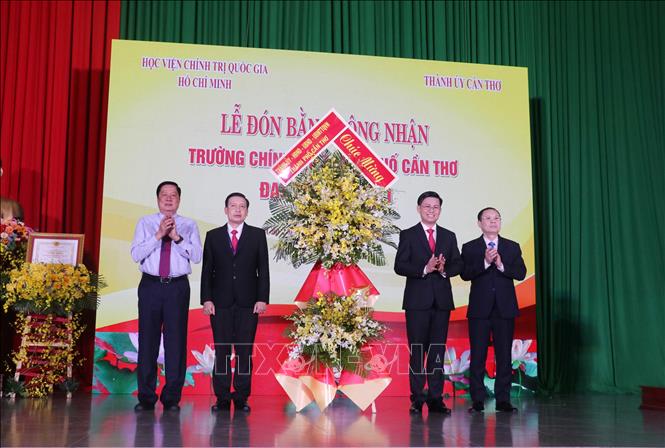 Lãnh đạo Thành ủy Cần Thơ chúc mừng Trường Chính trị thành phố Cần Thơ đạt chuẩn mức 1. Ảnh: Ngọc Thiện- TTXVN