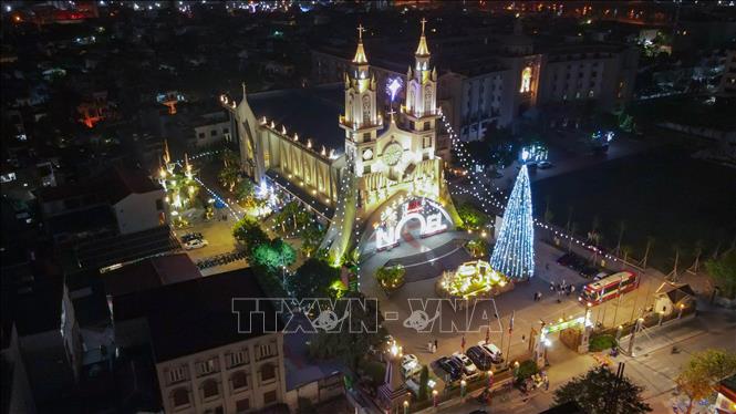 Nhà thờ Chính Tòa (thành phố Thái Bình) được trang hoàng chào đón lễ Giáng sinh năm 2024. Ảnh: Vũ Quang – TTXVN