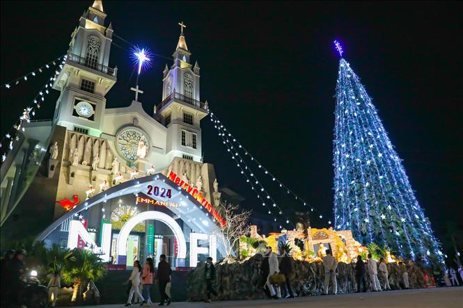 Nhà thờ Chính Tòa (thành phố Thái Bình) được trang hoàng chào đón lễ Giáng sinh năm 2024. Ảnh: Vũ Quang – TTXVN