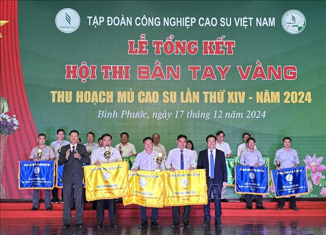 Ban tổ chức trao giải Nhì cho 3 đội xuất sắc. Ảnh: Hồng Nhung - TTXVN