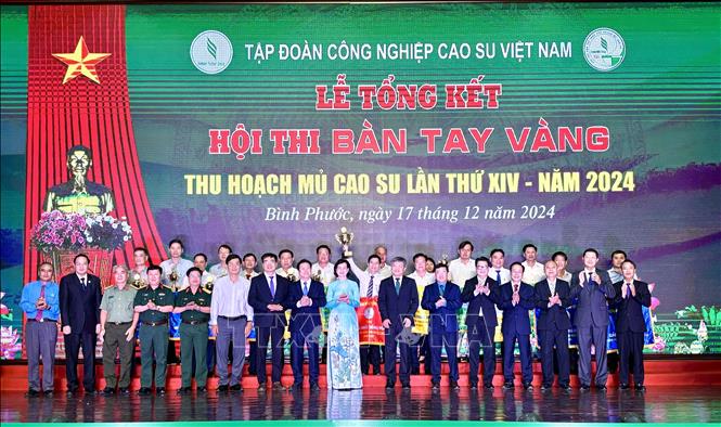 Trao giải cho các đội thi xuất sắc. Ảnh: Hồng Nhung - TTXVN