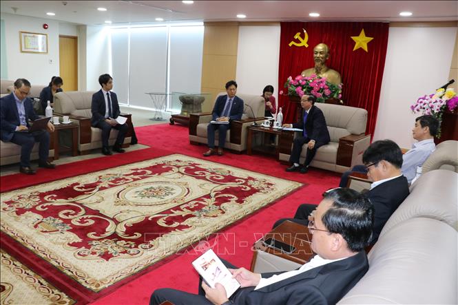 Phó Chủ tịch UBND tỉnh Bình Dương Bùi Minh Thạnh làm việc với các đối tác Nhật Bản và lãnh đạo Công ty TNHH Becamex Tokyu về dự án tuyến LRT. Ảnh: Dương Chí Tưởng-TTXVN
