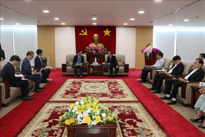 Phó Chủ tịch UBND tỉnh Bình Dương Bùi Minh Thạnh làm việc với các đối tác Nhật Bản và lãnh đạo Công ty TNHH Becamex Tokyu về dự án tuyến LRT. Ảnh: Dương Chí Tưởng-TTXVN