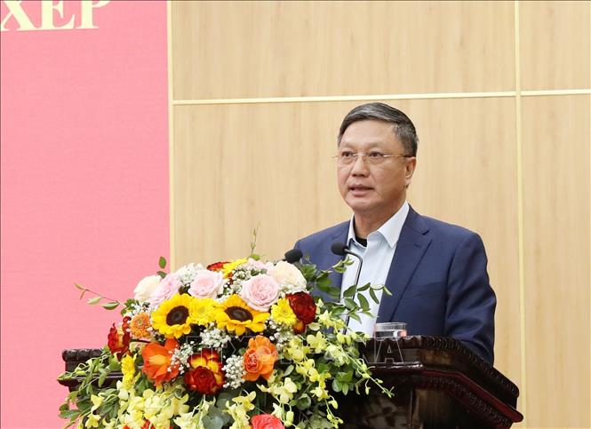 Ông Đinh Việt Dũng, Chủ nhiệm Ủy ban Kiểm tra Tỉnh ủy, Trưởng Đoàn ĐBQH tỉnh Ninh Bình công bố Nghị quyết số 1318/NQ-UBTVQH15. Ảnh: Đức Phương - TTXVN