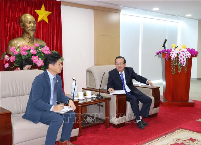 Phó Chủ tịch UBND tỉnh Bình Dương Bùi Minh Thạnh (phải) làm việc với các đối tác Nhật Bản và lãnh đạo Công ty TNHH Becamex Tokyu về dự án tuyến LRT Ảnh: Dương Chí Tưởng-TTXVN