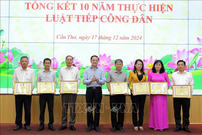 Ban tổ chức trao Bằng khen của Chủ tịch Ủy ban nhân dân thành phố cho tập thể có thành tích xuất sắc trong 10 năm thực hiện Luật Tiếp công dân. Ảnh: Trung Kiên - TTXVN