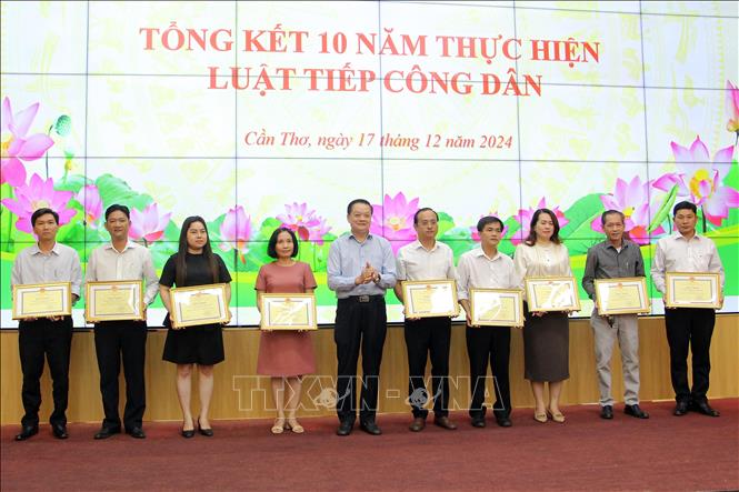 Ban tổ chức trao Bằng khen của Chủ tịch Ủy ban nhân dân thành phố cho tập thể có thành tích xuất sắc trong 10 năm thực hiện Luật Tiếp công dân. Ảnh: Trung Kiên - TTXVN