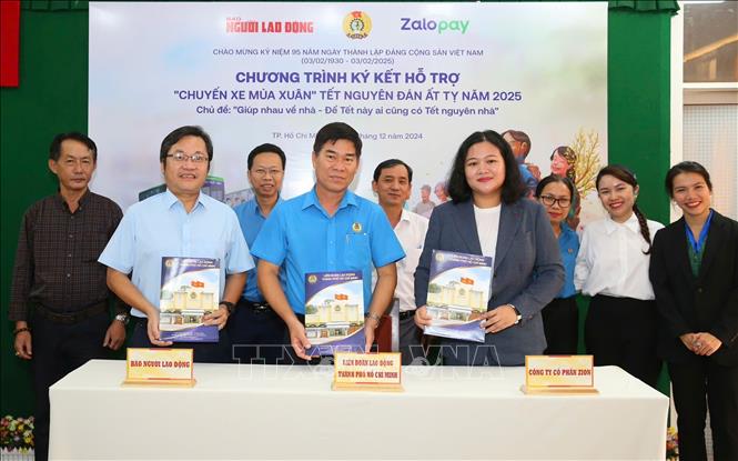 Đại diện các dơn vị ký kết phối hợp tổ chức chương trình “Chuyến xe mùa Xuân” năm 2025. Ảnh: Thanh Vũ-TTXVN
