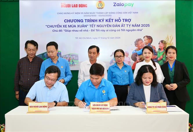 Đại diện các đơn vị ký kết phối hợp tổ chức chương trình “Chuyến xe mùa Xuân” năm 2025. Ảnh: Thanh Vũ-TTXVN
