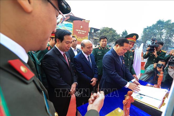Các đại biểu xem các bài dự thi tiêu biểu về tìm hiểu truyền thống 80 năm Ngày thành lập QĐND Việt Nam và 35 năm Ngày hội Quốc phòng toàn dân. Ảnh Trọng Đạt-TTXVN
