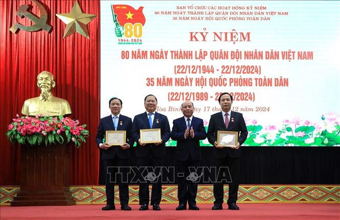 Ông Bùi Đức Hinh, Phó Bí thư thường trực Tỉnh ủy tỉnh Hòa Bình trao Kỷ niệm chương của Bộ  Quốc phòng cho các cá nhân. Ảnh Trọng Đạt-TTXVN