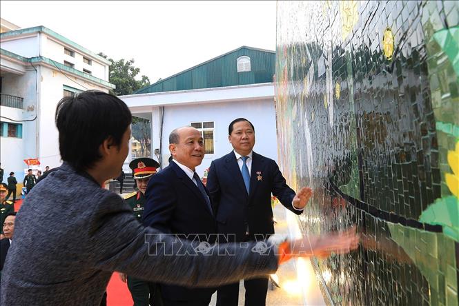 Các đại biểu tham quan bức tranh gốm 