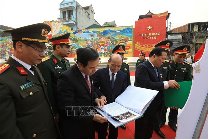 Các đại biểu xem các bài dự thi tiêu biểu về tìm hiểu truyền thống 80 năm Ngày thành lập QĐND Việt Nam và 35 năm Ngày hội Quốc phòng toàn dân. Ảnh Trọng Đạt-TTXVN