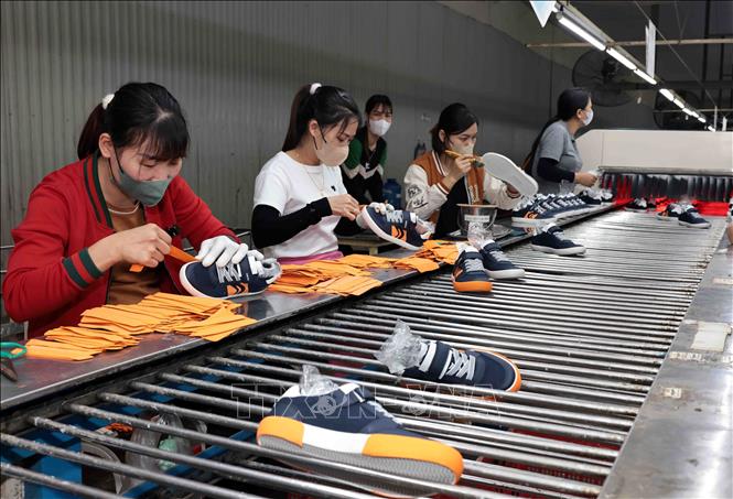 Sản xuất giày xuất khẩu sang thị trường Mỹ, châu Âu tại Công ty Hóa dệt Hà Tây. Ảnh: Trần Việt - TTXVN