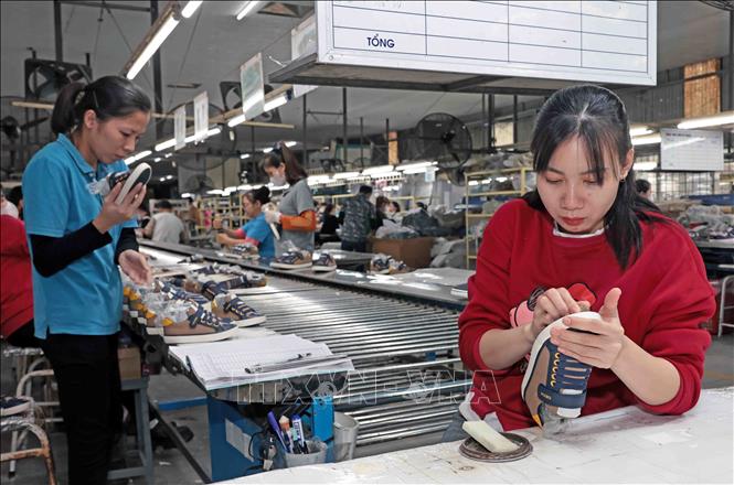 Sản xuất giày xuất khẩu sang thị trường Mỹ, châu Âu tại Công ty Hóa dệt Hà Tây. Ảnh: Trần Việt - TTXVN