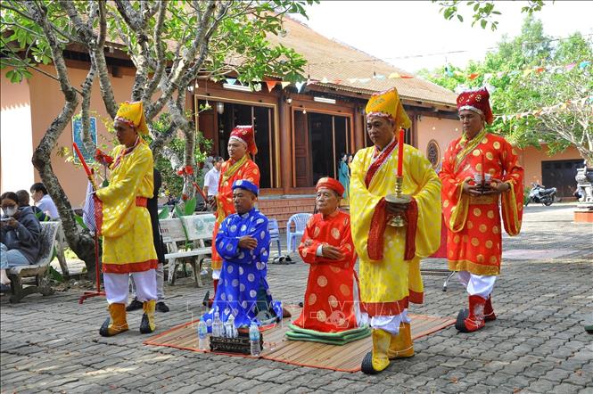 Thực hiện các nghi thức truyền thống trong Lễ hội Kỳ Yên Thượng Điền. Ảnh: Ánh Tuyết - TTXVN