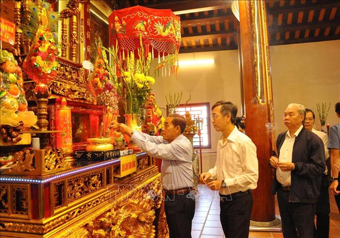 Dâng hương tưởng nhớ các bậc Tiền hiền. Ảnh: Ánh Tuyết - TTXVN