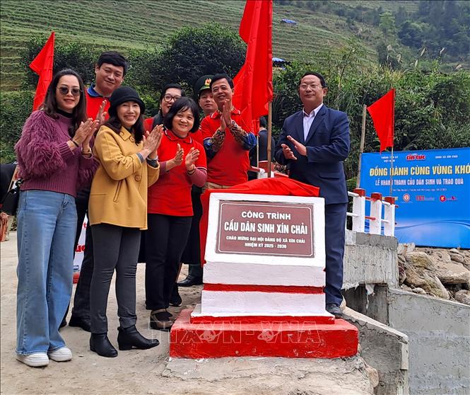 Đại diện Báo Tin tức (TTXVN) cùng các mạnh thường quân tổ chức lễ khánh thành cầu dân sinh Xín Chải (Vị Xuyên, Hà Giang). Ảnh: Đức Thọ - TTXVN.