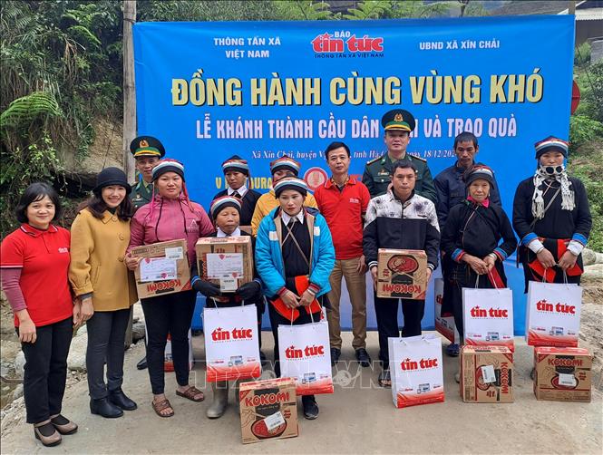 Đại diện Báo Tin tức trao quà cho các hộ nghèo trên địa bàn xã Xín Chải (Vị Xuyên, Hà Giang). Ảnh: Đức Thọ - TTXVN.