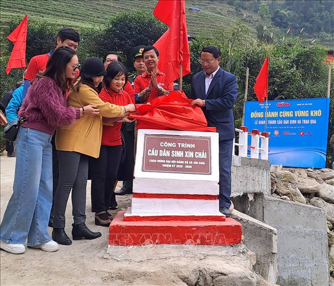 Đại diện Báo Tin tức cùng các mạnh thường quân tổ chức lễ khánh thành cầu dân sinh Xín Chải (Vị Xuyên, Hà Giang). Ảnh: Đức Thọ - TTXVN.