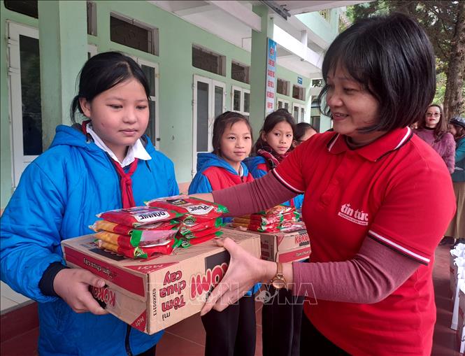 Đại diện Báo Tin tức trao quà cho học sinh trường Phổ thông dân tộc bán trú Tiểu học và THCS Xín Chải (Vị Xuyên, Hà Giang). Ảnh: Đức Thọ - TTXVN.