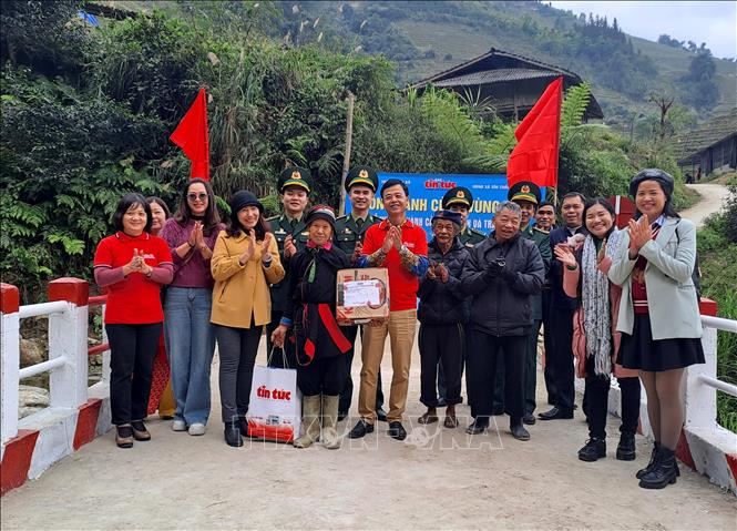 Đại diện Báo Tin tức cùng các mạnh thường quân tổ chức lễ khánh thành cầu dân sinh Xín Chải (Vị Xuyên, Hà Giang). Ảnh: Đức Thọ - TTXVN.