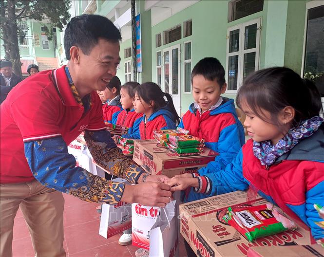 Đại diện Báo Tin tức trao quà cho học sinh trường Phổ thông dân tộc bán trú Tiểu học và THCS Xín Chải (Vị Xuyên, Hà Giang). Ảnh: Đức Thọ - TTXVN.