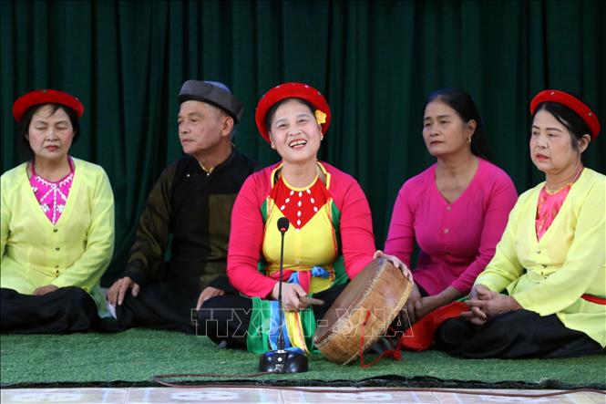 Trình diễn hát Trống quân của các câu lạc bộ Trống quân xã Thúc Kháng, huyện Bình Giang. Ảnh: Mạnh Tú - TTXVN
