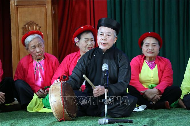 Trình diễn hát Trống quân của các câu lạc bộ Trống quân xã Thúc Kháng, huyện Bình Giang, Ảnh: Mạnh Tú - TTXVN
