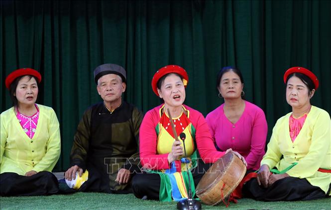 Trình diễn hát Trống quân của các câu lạc bộ Trống quân xã Thúc Kháng, huyện Bình Giang. Ảnh: Mạnh Tú - TTXVN
