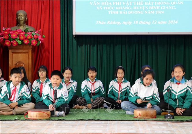 Học viên câu lạc bộ Trống quân trường THCS Thúc Kháng trình diễn các tiết mục hát Trống quân
Ảnh: Mạnh Tú - TTXVN
