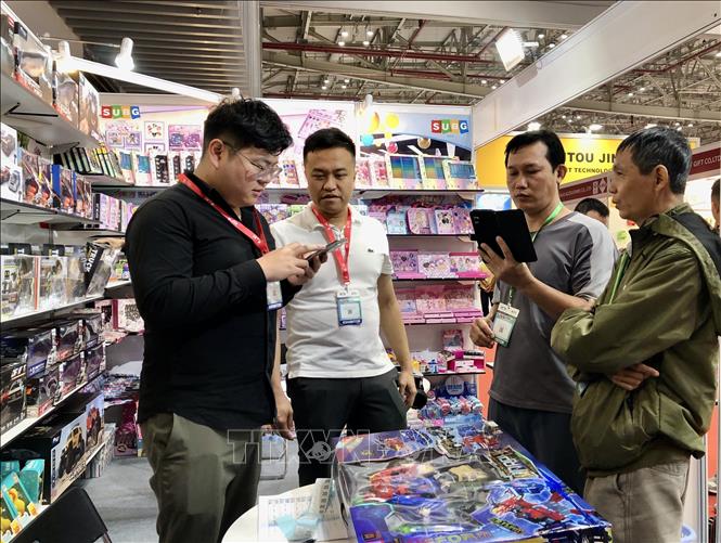 Doanh nghiệp trong và ngoài nước kết nối giao thương tại gian hàng triển lãm. Ảnh: Mỹ Phương – TTXVN.