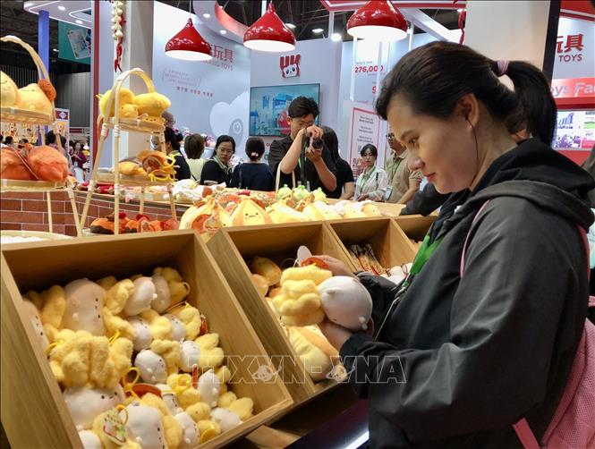 Nhóm sản phẩm thú nhồi bông thu hút giới trẻ tham quan triển lãm. Ảnh: Mỹ Phương – TTXVN.