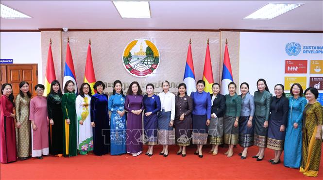 Ban Nữ công Bộ Ngoại giao Việt Nam-Lào chụp ảnh kỷ niệm. Ảnh: TTXVN phát