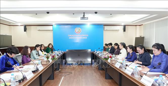 Bà Vũ Thị Bích Ngọc, Phu nhân Phó Thủ tướng, Bộ trưởng Ngoại giao Việt Nam Bùi Thanh Sơn, Chủ tịch danh dự Nhóm phụ nữ Cộng đồng ASEAN tại Hà Nội, gặp Phu nhân Phó Thủ tướng Lào Alouny Kommasith và Phu nhân Bộ trưởng Ngoại giao Lào Vadsana Phomvihane. Ảnh: TTXVN phát