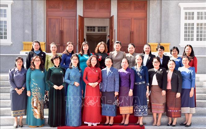 Bà Vũ Thị Bích Ngọc, Phu nhân Phó Thủ tướng, Bộ trưởng Ngoại giao Việt Nam, Chủ tịch danh dự Nhóm phụ nữ Cộng đồng ASEAN tại Hà Nội, cùng đoàn chụp ảnh kỷ niệm với Phu nhân Tổng Bí thư, Chủ tịch nước Lào Naly Sisoulith. Ảnh: TTXVN phát