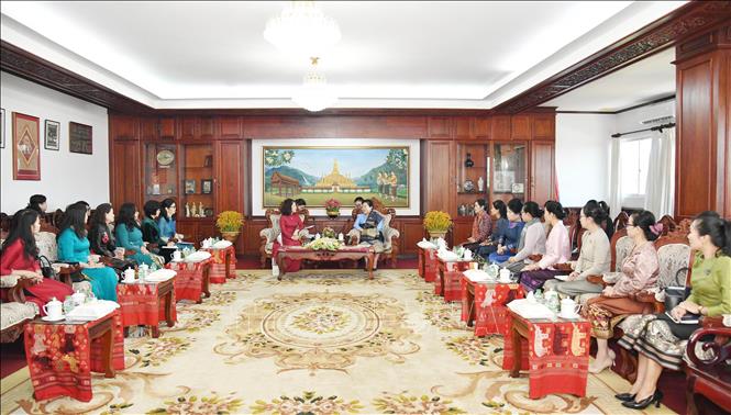 Bà Vũ Thị Bích Ngọc, Phu nhân Phó Thủ tướng, Bộ trưởng Ngoại giao Việt Nam, Chủ tịch danh dự Nhóm phụ nữ Cộng đồng ASEAN tại Hà Nội, cùng đoàn làm việc với Chủ tịch Trung ương Hội Liên hiệp Phụ nữ Lào Aly Vongnorbountham. Ảnh: TTXVN phát